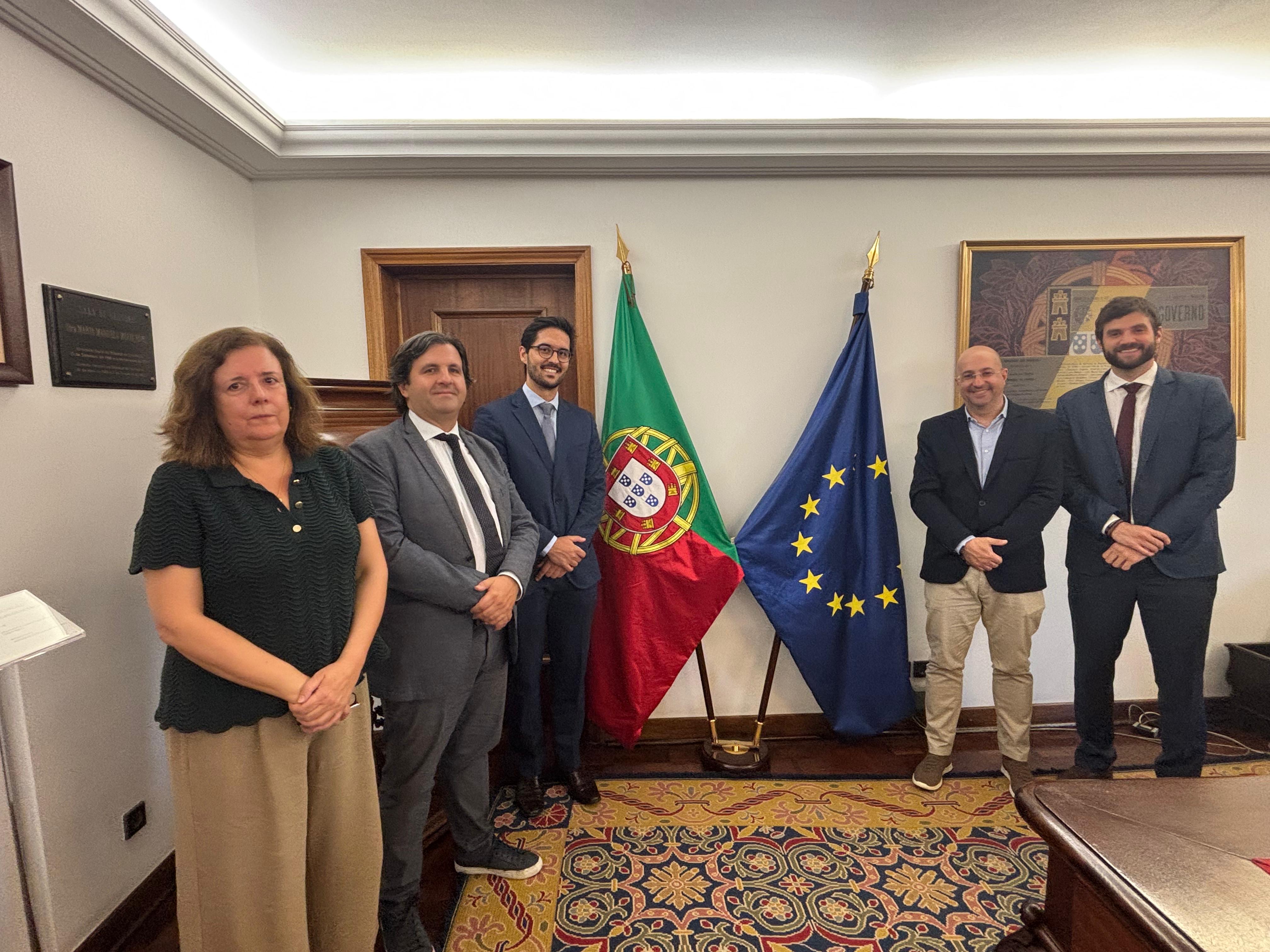 Foto com os auditores fiscais de Controle Externo Juliano Frassetto Velho, Renato Bossle Miguel e Rafael Scherb, no Tribunal de Contas de Portugal. Eles foram recebidos pelo auditor-chefe Nuno Martins Lopes e pela responsável pela administração e pelo estudo do acervo histórico do Tribunal.  