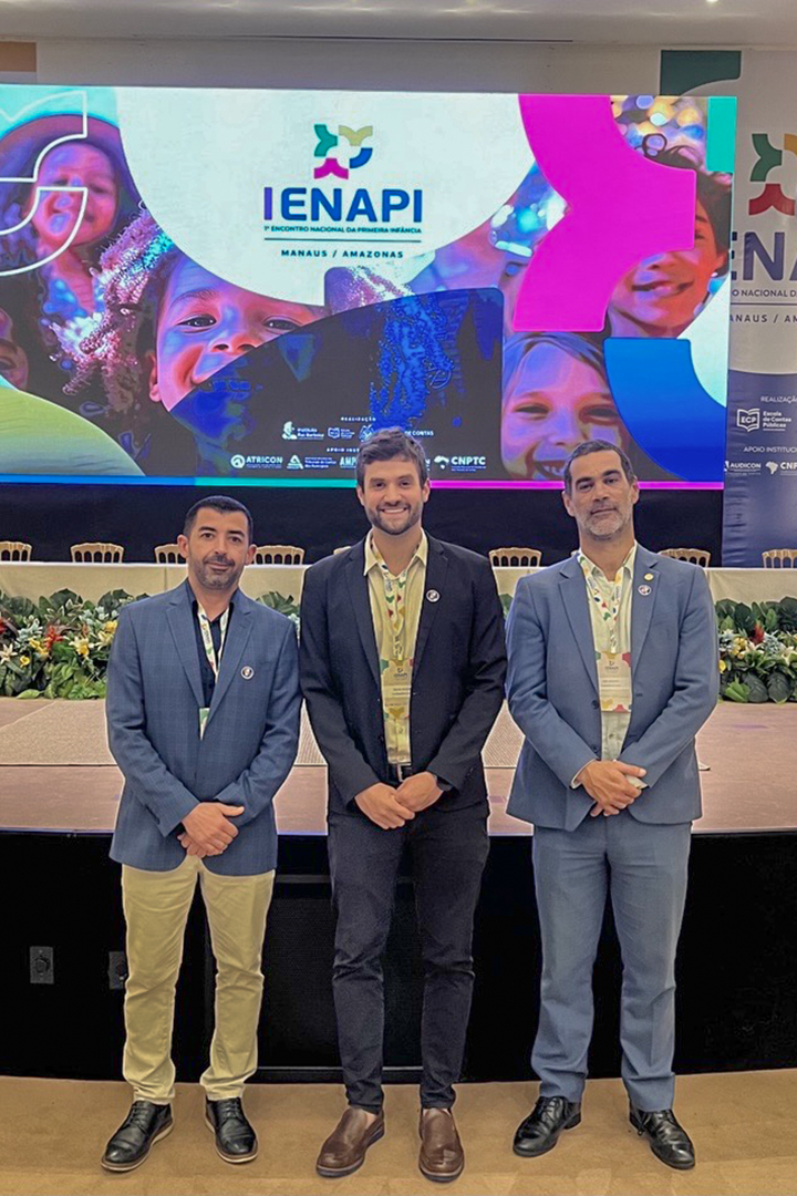 Foto dos servidores Edelvan Conceição, Rafael Scherb e Guto Kuerten no Encontro Nacional da Primeira Infância