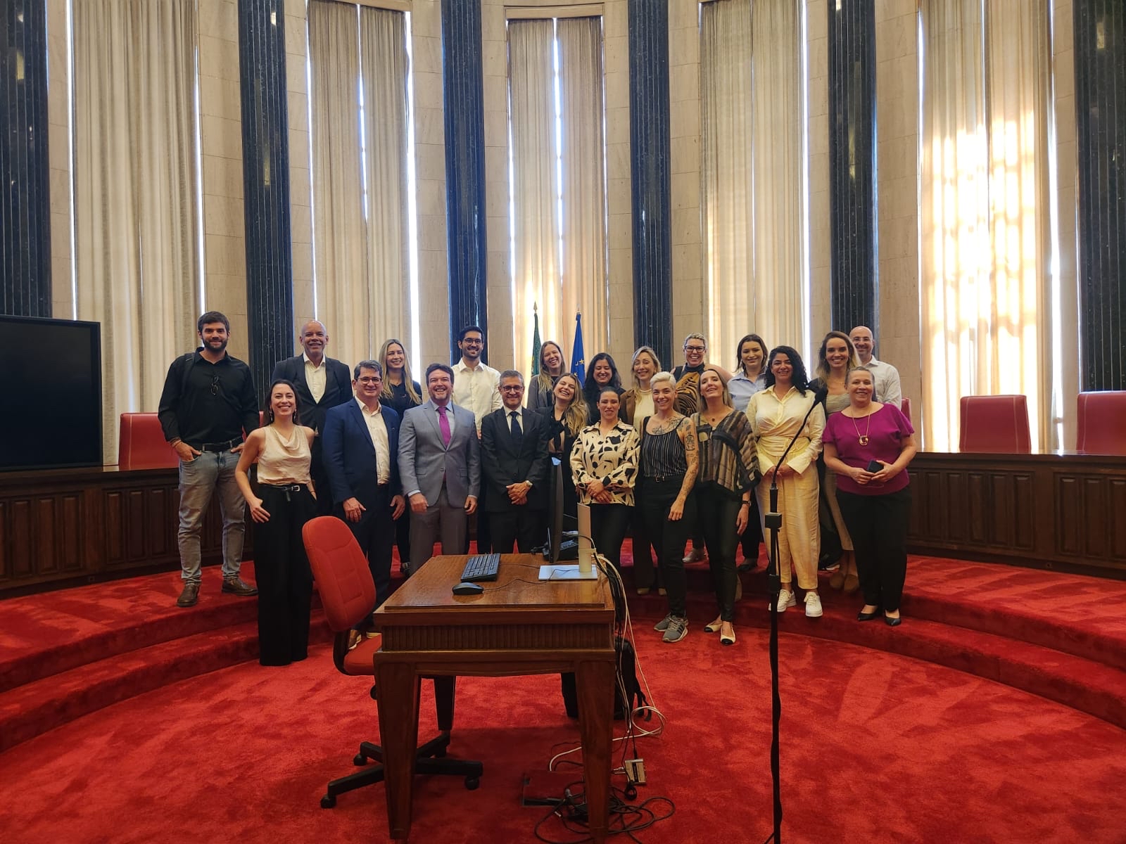Foto de várias pessoas, lado a lado, em sala do Tribunal de Relação, em Portugal. Entre os presentes, os auditores fiscais de Controle Externo Juliano Frasseto Velho, Renato Bossle Miguel e Rafael Scherb. Junto com eles, mestrandos e professores da UFSC. 