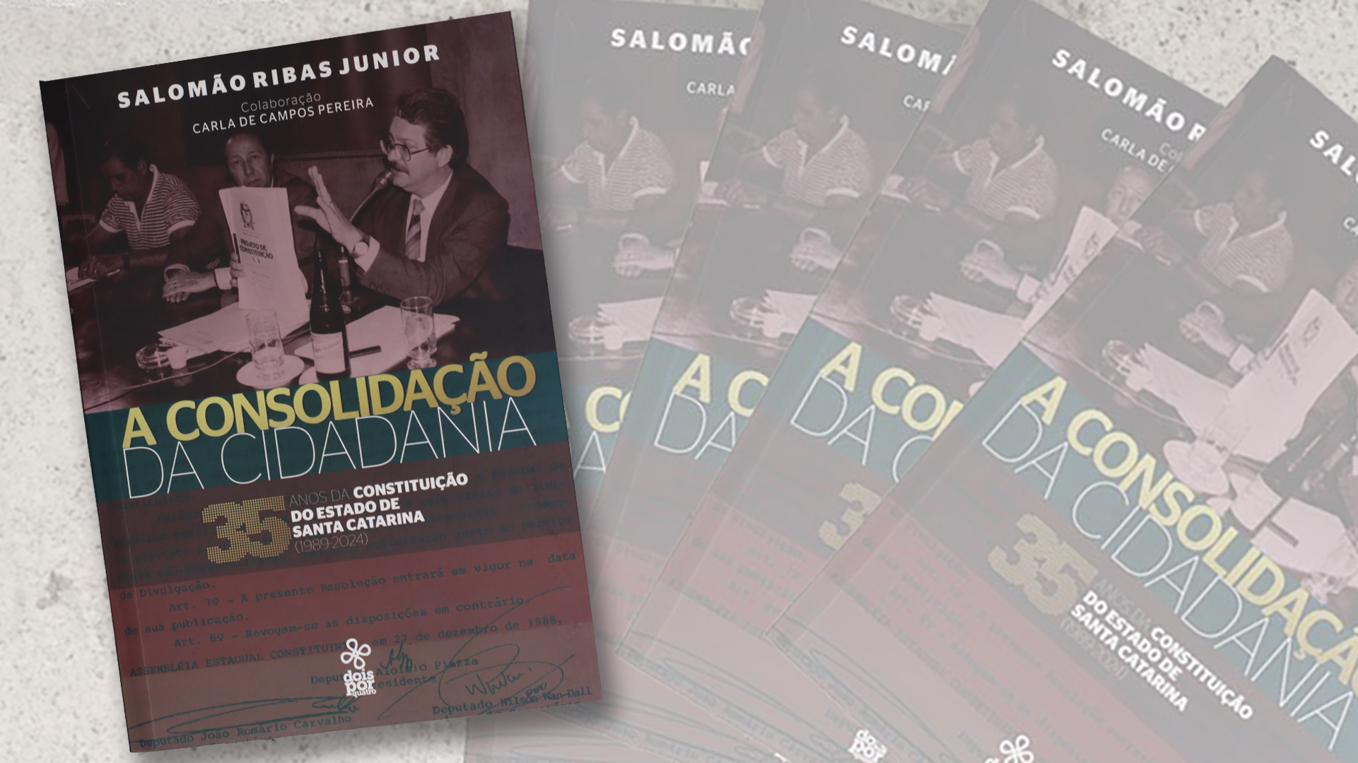 Foto da capa do livro A Consolidção da Cidadania, de Salomão Ribas Jr. Na capa tem uma foto do autor em sessão da Assembleia Estadual Constituinte.