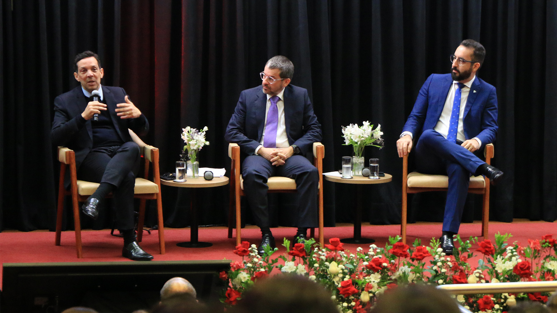 Foto horizontal com os conselheiros Carlos Thompson, do TCE/RN, Carlos Neves, do TCE/PE, e Saulo Mesquita, do TCE/GO. Todos estão sentados.