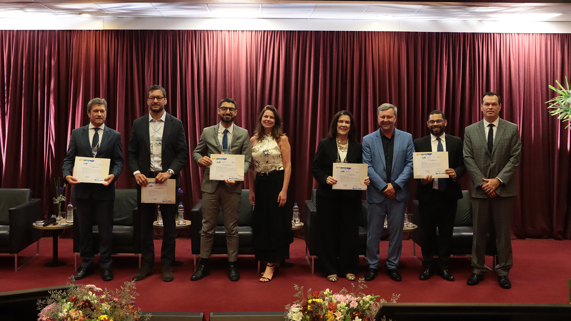 Foto do auditório bordô do TCE/Sc. Palestra do Congresso Catarinense de Direito Administrativo.