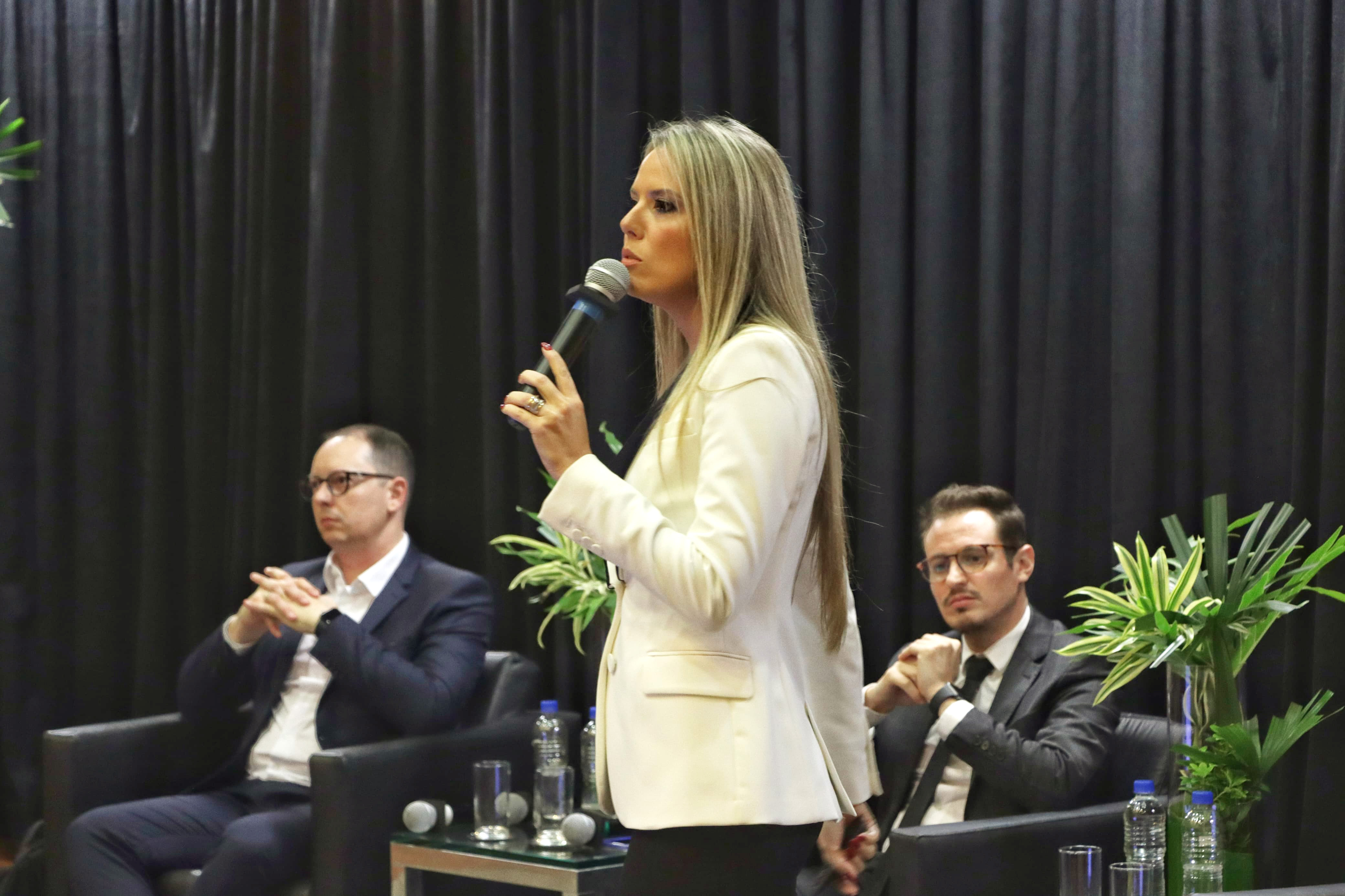 Foto com os participantes do painel sobre Administração Pública e sustentabilidade.