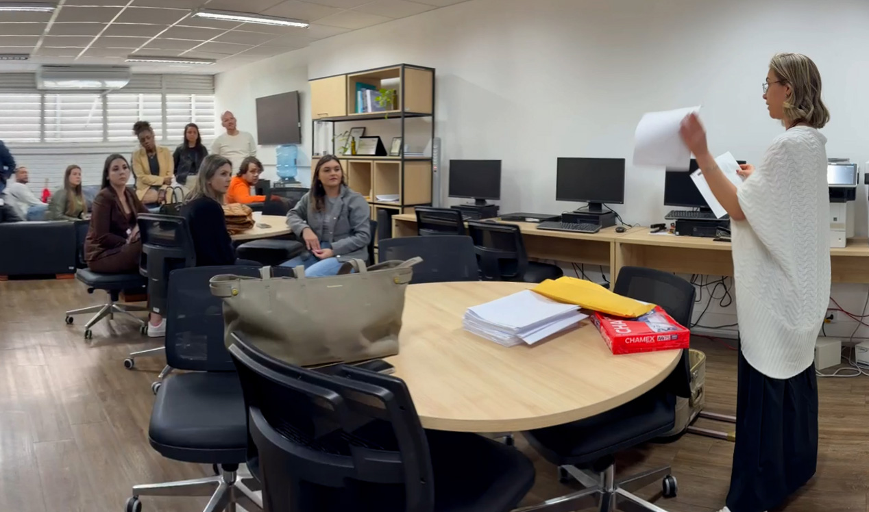 Foto horizontal com os profissionais que trabalharam na aplicação da prova objetiva.