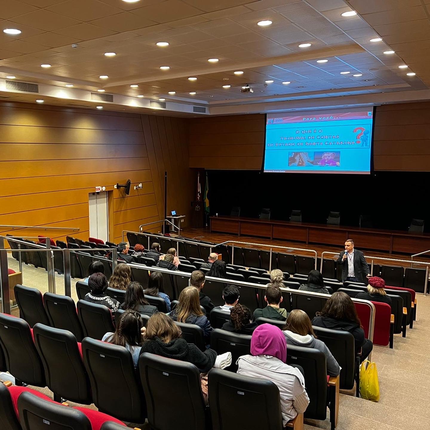 Estudantes, professores, pais e vereadores de Iraceminha e de Arabutã assistem à apresentação do auditor fiscal de controle externo Renato Costa, lotado na Diretoria de Atividades Especiais do TCE/SC.