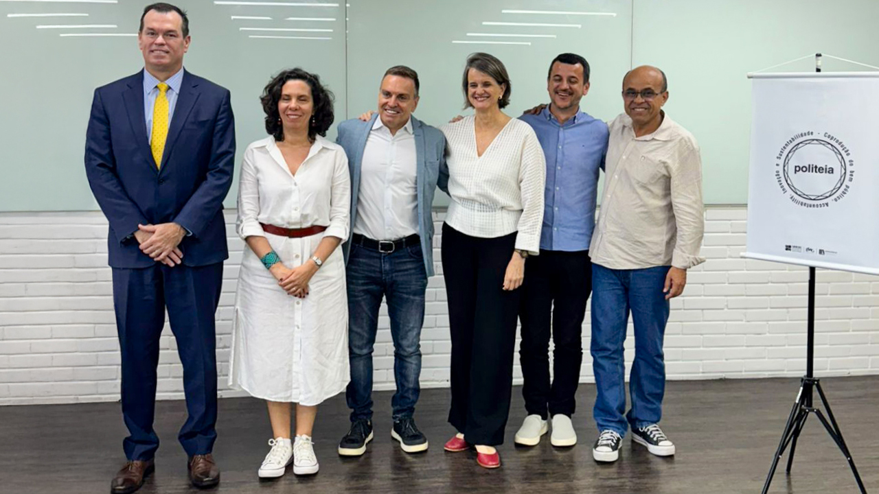 Foto posada dos participantes da banca, lado a lado. Entre eles, o doutorando, Renato Costa, e o conselheiro Adircélio Ferreira Júnior. 