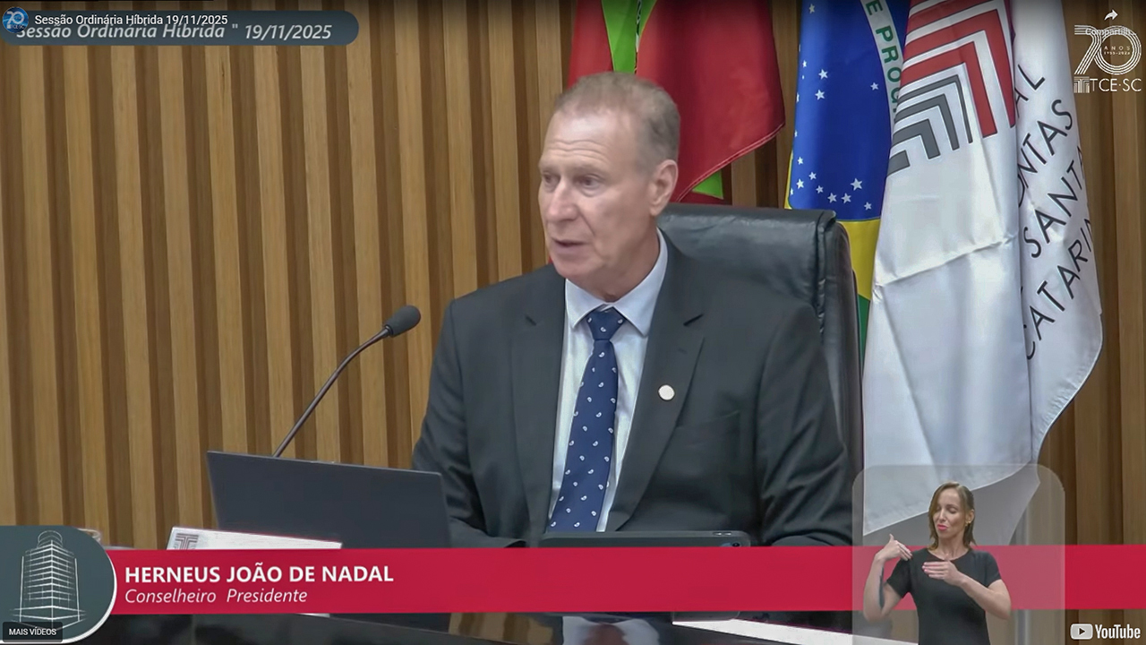 Banner horizontal com foto do presidente do TCE/SC, conselheiro Herneus De Nadal, sentado diante da bancada de autoridades e falando ao público. Ele é um homem branco, de cabelos claros. Veste terno e gravata. 
