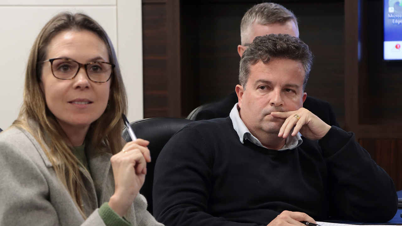 Foto horizontal da gerente de Meio Ambiente e Recursos da Casan, Andreia Senna Soares Trennepohl, falando aos demais durante a reunião. Ao seu lado, outros colegas participantes da mesa. 