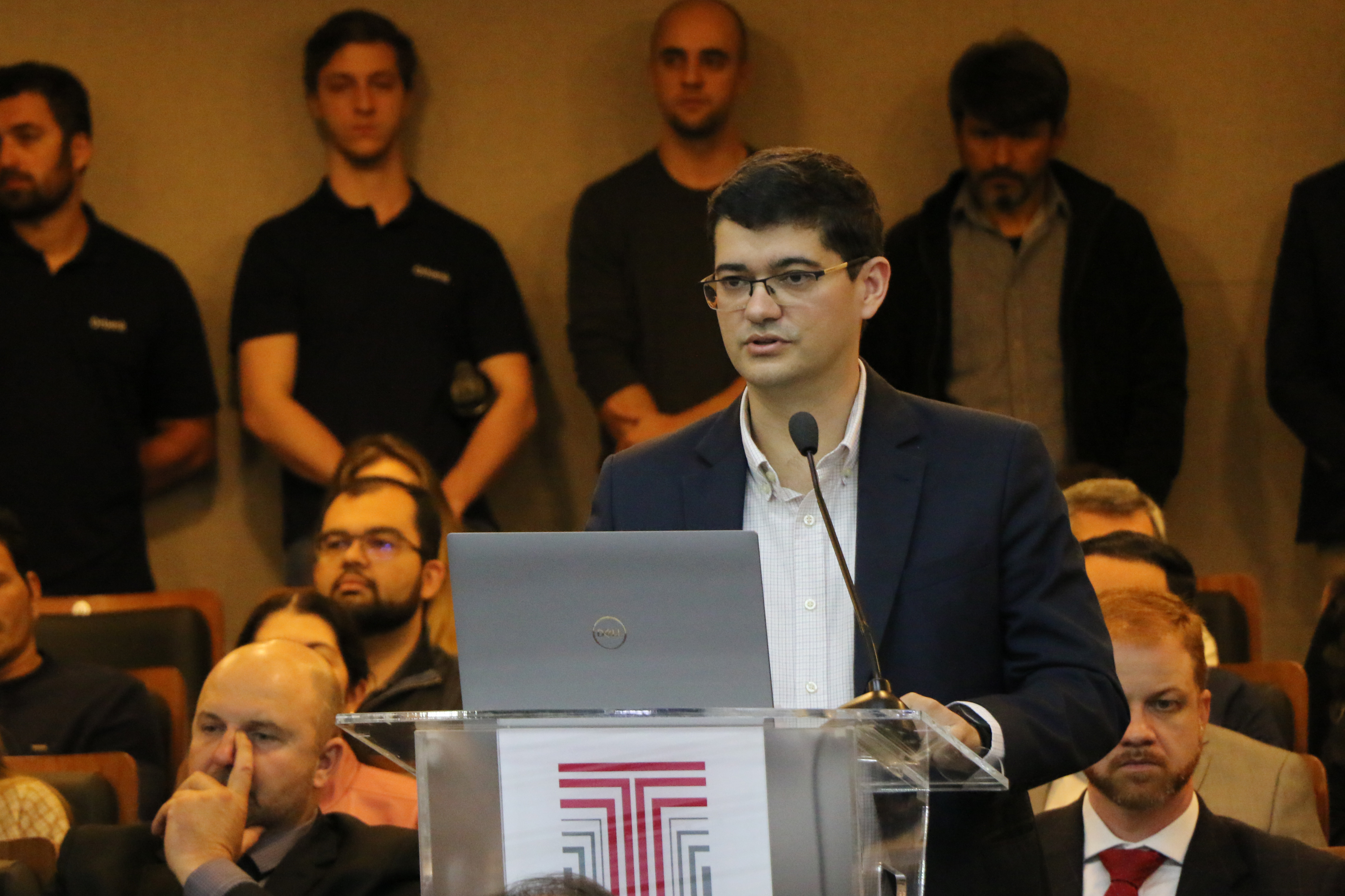 Foto da apresentação do coordenador da DIE, auditor fiscal de controle externo Alessandro Marinho de Albuquerque, durante a sessão ordinária telepresencial do Pleno. 