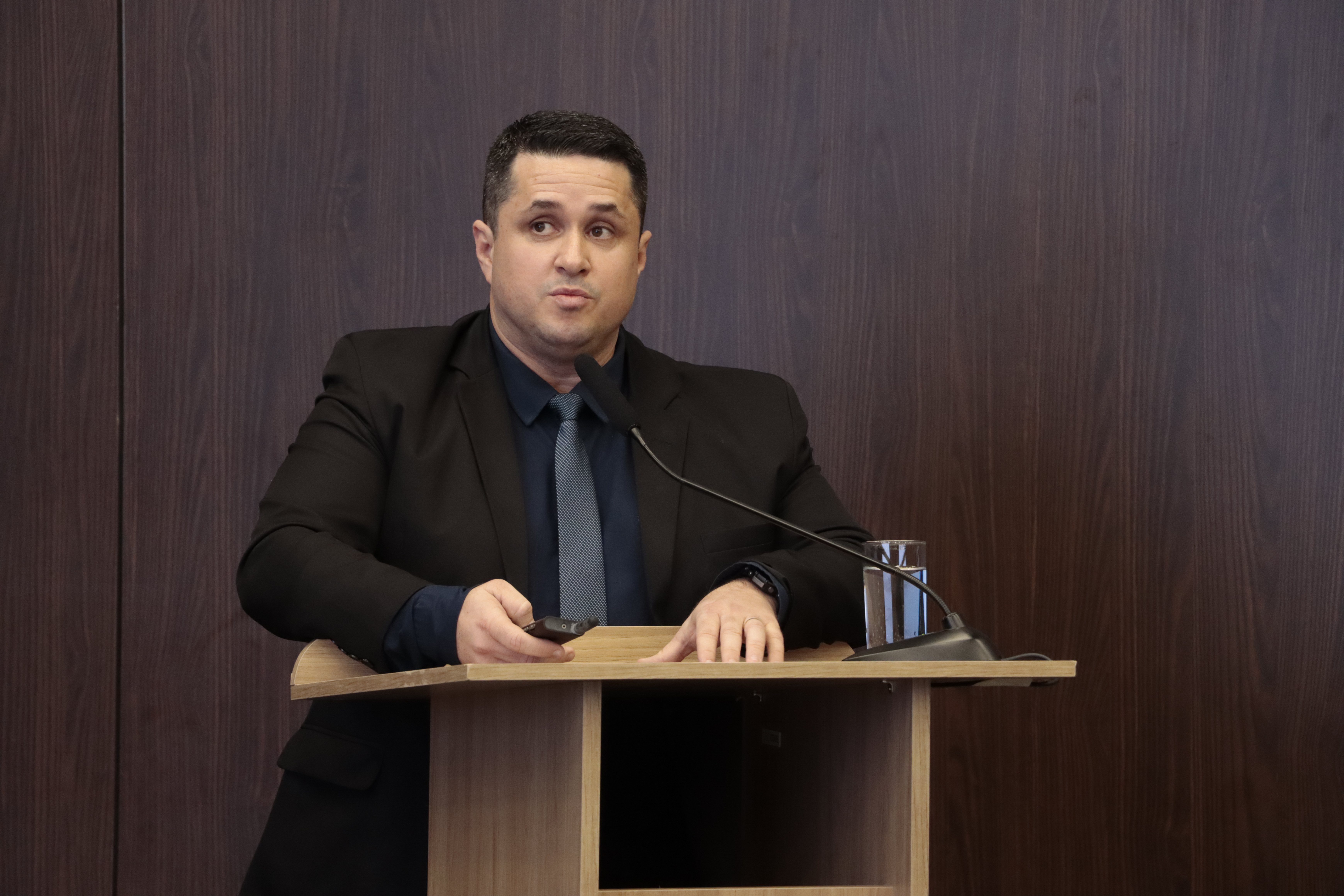 Foto do assessor da Presidência do TCE/SC, Flavio Martins. Ele está palestrando do púlpito. Ele é um homem branco e veste terno escuro.