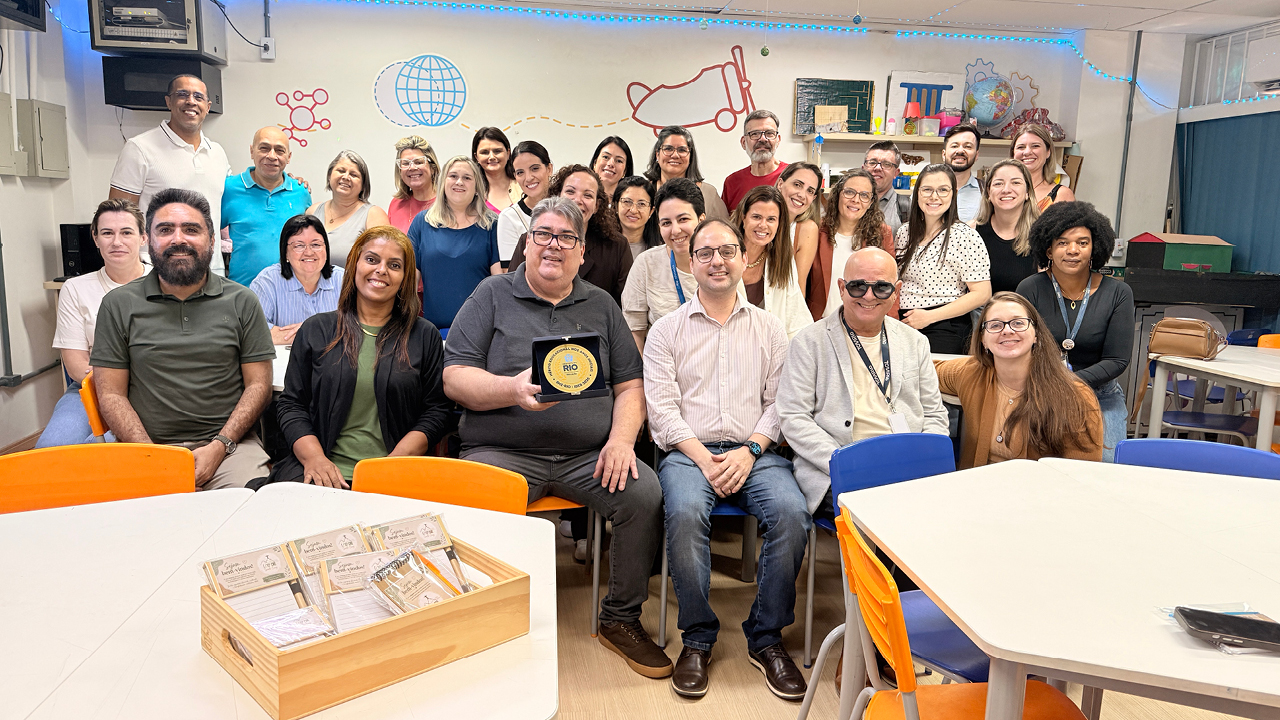 Foto de uma turma no Ginásio Educacional Tecnológico (GET) Professor Jorge Gonçalves Farinha 