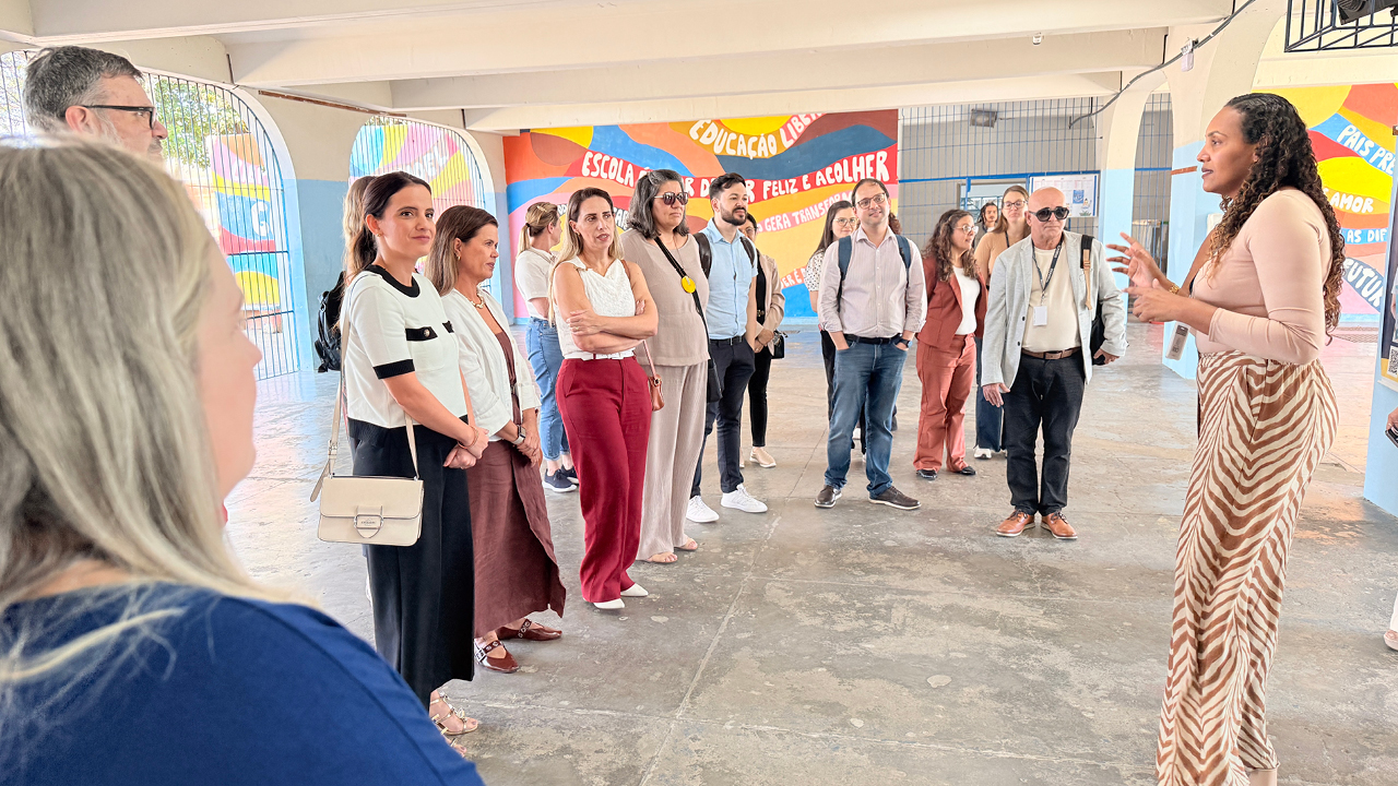 Foto de algumas pessoas no CEntro Integrado de Educação Pública Major Manuel Gomes Archer