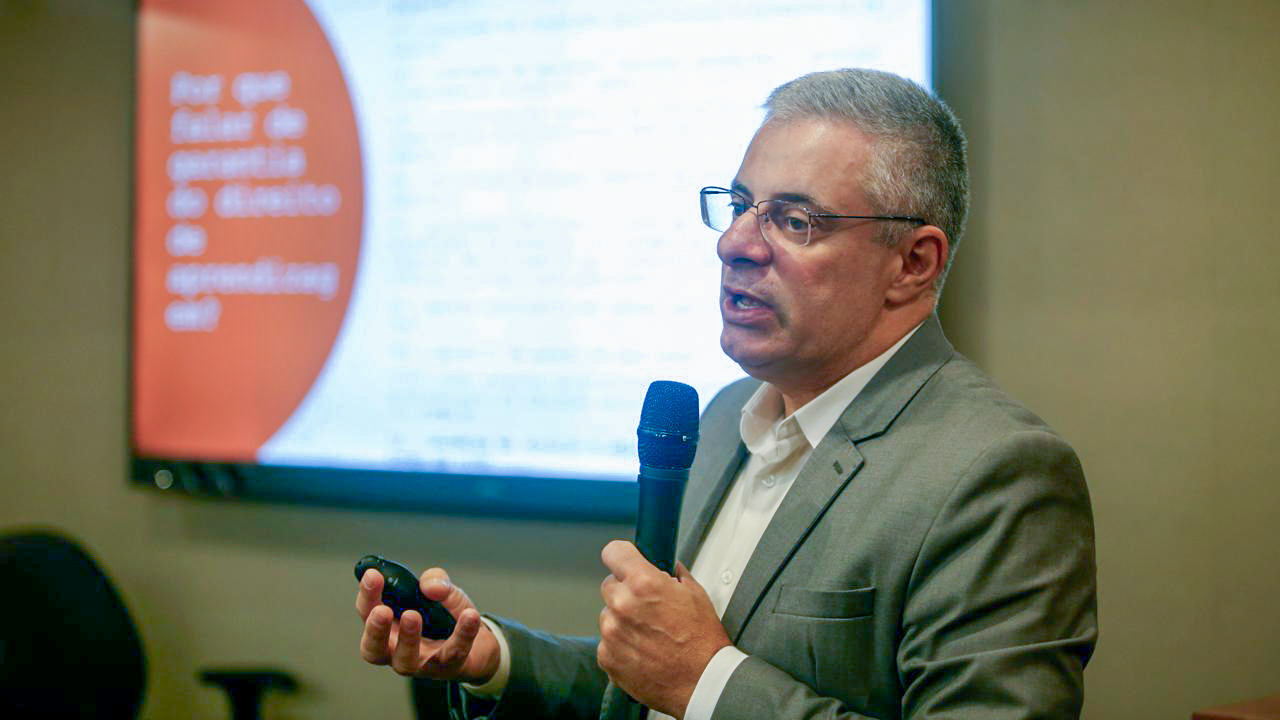 Foto conselheiro Gerson Sicca falando ao microfone
