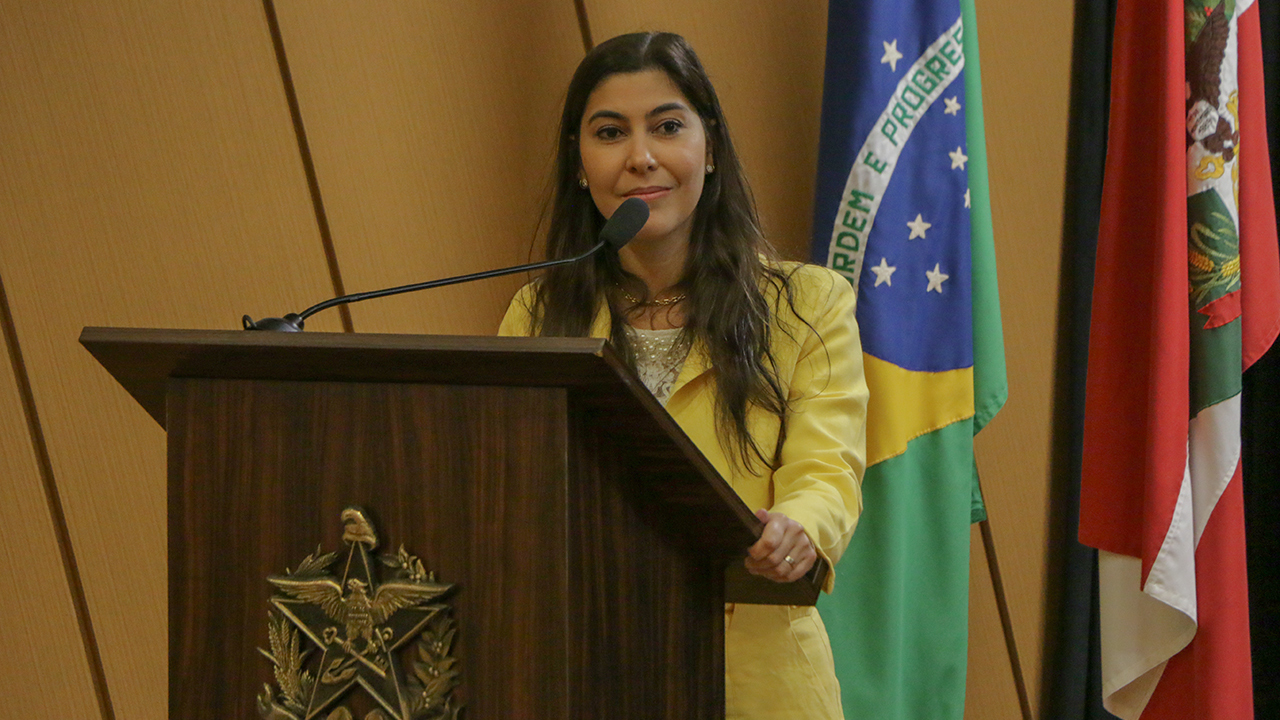 Presidente da Comissão de Desenvolvimento e Infraestrutura da OAB/SC, Marcela Felício.  
