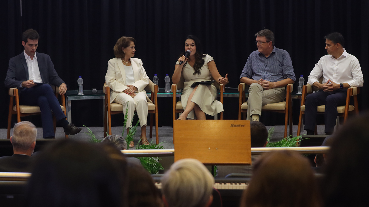 Foto dos participantes do debate.