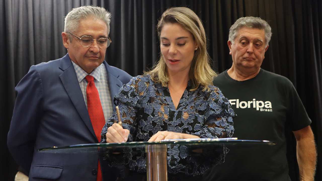 Foto da assinatura do acordo.