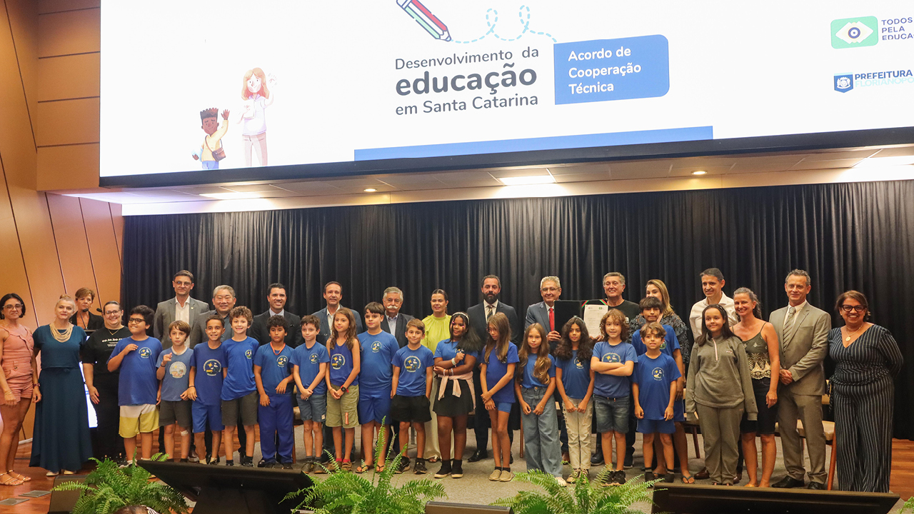 Foto das autoridades e dos alunos.