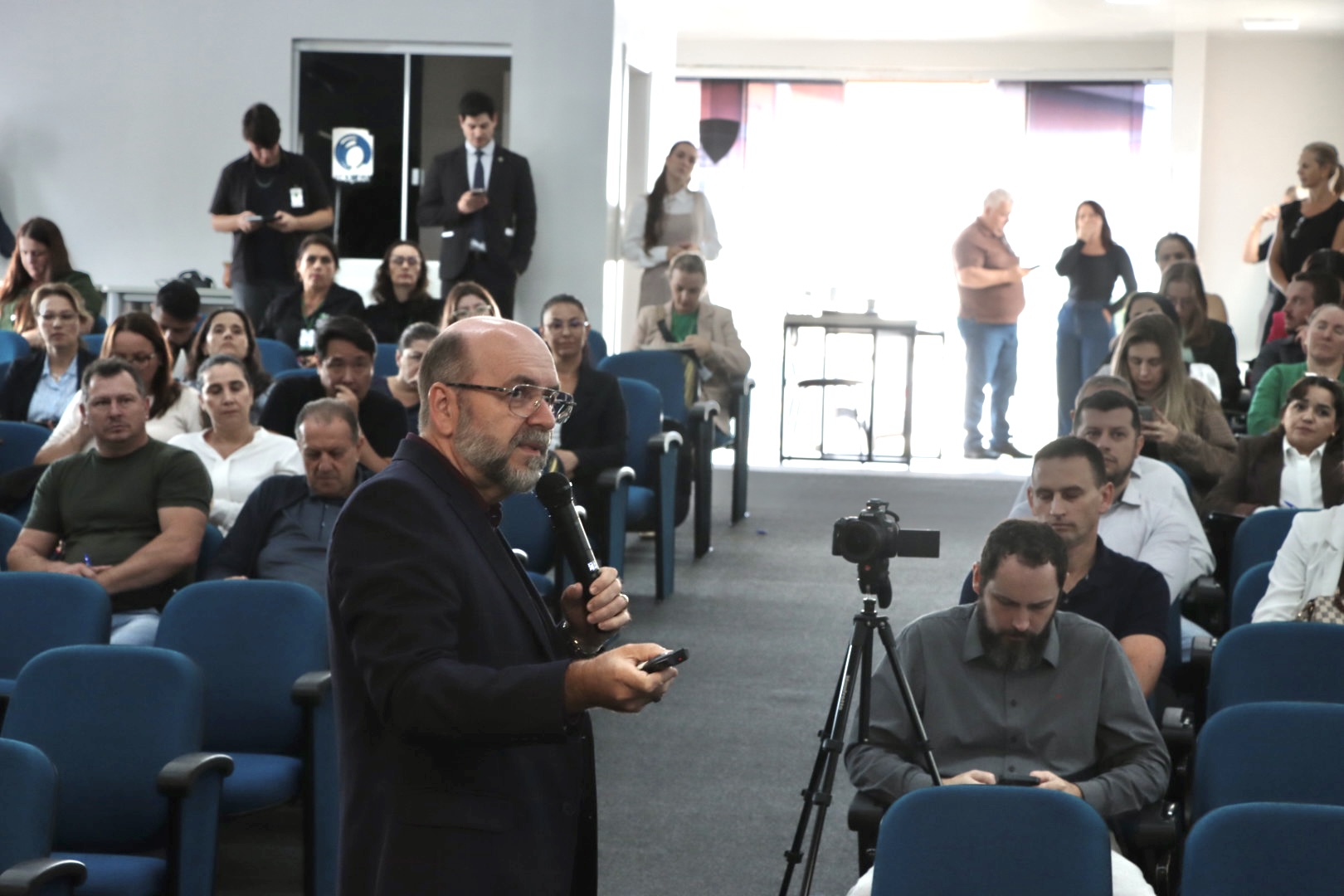 foto do auditor fiscal do TCE/SC Moisés Hoegenn falando para plateia.
