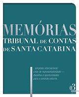 Banner vertical na cor verde-água-escuro. Ao centro, o texto Memórias, em fonte cinza, e Tribunal de Contas de Santa Catarina, na cor branca. Abaixo, uma linha vertical ao lado do texto Simpósio internacional: crise de representatividade — desafios e oportunidades para o controle externo, também em fonte branca. No canto inferior direito, o número 03, e o ano, 2014. 