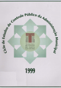 Banner vertical com fundo branco. Ao centro, um círculo verde-claro contendo a logomarca do TCE/SC. Do círculo, saem setas verdes apontando para todas as direções. Acima e curvado, contornando o formato do círculo, o texto Ciclo de Estudos de Controle Público da Administração Municipal, em fonte verde-escuro. Abaixo, o ano, 1999, na cor verde-escuro. 