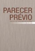 Banner vertical em tons de bege, com fundo fotográfico de madeira. Na parte superior, o título Parecer Prévio, destacado em maior tamanho, e o texto Sobre as contas do Governo do Estado, em fonte marrom. Abaixo, sobre uma faixa em degradê branca, o texto Exercício 2010.