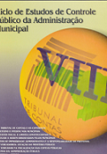 Banner vertical em degradê roxo (abaixo) e verde (acima). Acima, o título Ciclo de Estudos de Controle Público da Administração Municipal em fonte preta. Na lateral direita, ao centro, um círculo amarelo contendo a logomarca do TCE/SC, em marca d’água. À frente, desenho do mapa do estado de Santa Catarina em verde e, à frente do mapa, o número 8 em algarismo romano e em fonte azul-escuro. Abaixo, um texto com breve descrição sobre as temáticas do evento. 