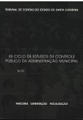 Banner vertical em tons de verde-escuro com marca d’água de pessoas desenhadas. Acima, o texto Tribunal de Contas do Estado de Santa Catarina. Ao centro e em destaque, o título XII Ciclo de Estudos de Controle Público da Administração Municipal. Abaixo, o ano, 2010. Na parte inferior, as palavras parceira, orientação, fiscalização. Todos os textos estão em fonte branca. 
