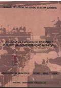 Banner vertical em tons de bege com marca d’água de imagem de pessoas desenhadas. Acima, o texto Tribunal de Contas do Estado de Santa Catarina. Ao centro, o título X Ciclo de Estudos de Controle Público da Administração Municipal. Abaixo, o ano, 2007, e a logomarca do TCE/SC. Na parte inferior, o texto Associações de Municípios, Fecam, MPSC e Uvesc. Abaixo, as palavras parceira, orientação, fiscalização. Todos os textos em fonte preta. 