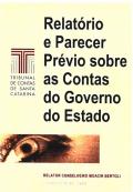 Banner amarelo-claro. Na lateral esquerda, a logomarca do TCE/SC. Ao centro, o título Relatório e Parecer Prévio sobre as Contas do Governo do Estado, em fonte preta. Abaixo, em formato retangular, a imagem de um olho. Na parte inferior, em fonte bordô, o nome do relator, conselheiro Moacir Bertoli, e o texto Exercício 1998. 