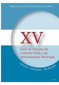 Banner vertical em tons de azul. Acima, azul-claro; abaixo, azul-escuro. Ao centro, uma faixa branca. À frente, um círculo sobreposto, em tom mais claro, que destaca o título XV Ciclo de Estudos de Controle Público da Administração Municipal, em fonte vermelha. O número XV está em tamanho maior. Abaixo, contornando o círculo, as palavras parceria, orientação, fiscalização. No canto inferior direito, o ano, 2013. 