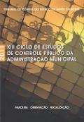 Banner vertical em tons de amarelo e cinza. À frente, quadrados dispostos na diagonal sobrepõem a marca d’água de pessoas em preto e branco. Acima, o texto Tribunal de Contas do Estado de Santa Catarina. Ao centro, o título XIII Ciclo de Estudos de Controle Público da Administração Municipal. Na lateral esquerda, na vertical, o ano, 2011, sobre um retângulo laranja. Abaixo, as palavras parceria, orientação, fiscalização, em fonte branca. 