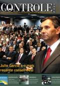 Banner vertical. Ao centro, imagem de pessoas em um auditório, com destaque para a imagem de um homem branco, de terno e gravata vermelha. Acima, o título Controle Público, em fonte branca. Abaixo, o texto Julio Garcia é o mais recente conselheiro, em fonte amarela. Na parte inferior, sobre um retângulo verde horizontal, miniaturas de outras três notícias em destaque.