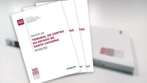 Banner com montagem de quatro revistas. A capa tem fundo branco e os textos "Revista do Tribunal de Contas do Estado de Santa Catarina - RTCE/SC, em destaque, ao centro, em fontes cinza e bordô. Na parte superior, o número da edição "02" e informações sobre a publicação, alinhados à esquerda. Na parte inferior, à esquerda, o logo do TCE/SC, nas cores cinza, bordô e preta, e, à direita, o logo da Fórum, em azul.