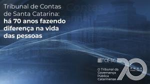 Banner horizontal em tons de azul. Sobre a imagem das três sedes do TCE/SC, rebaixadas, o título do livro "Tribunal de Contas de Santa Catarina: há 70 anos fazendo diferença na vida das pessoas", na lateral esquerda superior, e o logo comemorativo dos 70 anos do TCE/SC, na lateral direita inferior.
