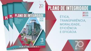 Banner horizontal com fundo em tons de azul-claro com formas geométricas vermelhas. À esquerda, três capas do Plano de Integridade sobrepostas. As capas são compostas pelo título, pelas cores verde-água, vermelha e branca e pela imagem da sede do TCE/SC. À direita, o texto “Plano de Integridade 2025-2026. Ética, transparência, moralidade, eficiência e eficácia”.  No canto inferior direito, selo comemorativo aos 70 anos do TCE/SC. 