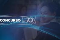 Banner horizontal com foto de uma mulher sorrindo, em ambiente de biblioteca, com filtro azul-escuro. Sobre a imagem, à esquerda, em retângulo vazado, o título “Concurso” e o logo comemorativo aos 70 anos do TCE/SC. 