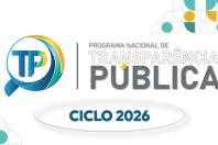 Banner horizontal com fundo claro e elementos gráficos geométricos em tons de verde, azul e amarelo. À esquerda aparece o logotipo do Programa Nacional de Transparência Pública (PNTP), composto pelo nome e pelo desenho de uma lupa com a sigla TP ao centro. Ao centro está o texto “Ciclo 2026”. 