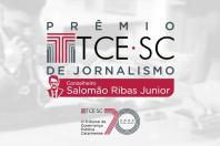 Banner horizontal com fundo em tons claros e imagem desfocada de profissional trabalhando ao telefone. No centro, em destaque na cor bordô, aparece o texto “Prêmio TCE/SC de Jornalismo – Conselheiro Salomão Ribas Junior”, acompanhado da logo do TCE e de imagem desenhada do conselheiro homenageado. Na parte inferior, selo comemorativo aos 70 anos da Instituição.