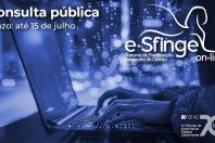 Banner horizontal com foto, em tons de azul, que foca em mãos digitando em um notebook, com reflexo de luzes ao fundo. Sobre a foto, no canto superior esquerdo, em fonte branca, o texto “Consulta pública. Prazo: até 15 de julho”. Na lateral direita superior, logo do e-Sfinge, composto pela sigla, pelo nome por extenso e pelo desenho da silhueta de uma esfinge. No canto inferior, selo comemorativo aos 70 anos do TCE/SC. 