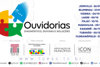 Banner com o logo do evento “Ouvidorias: Diagnóstico, Dúvidas e Soluções”, composto pelo nome e por um quebra-cabeça em formato de balão de chat, em quatro cores diferentes. Ao lado, as cidades e as datas em que serão realizadas as etapas do evento. Abaixo, m disso, os logos dos realizadores e apoiadores do evento. Na borda inferior, os logos das redes sociais com os respectivos usuários do TCE/SC. 