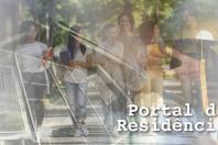 Banner horizontal com montagem de diversas imagens ao fundo e em marca d’água. Na imagem, seis pessoas caminhando felizes, sendo quatro mulheres e dois homens, parte da sede do TCE/SC e uma mão segurando um capelo. Sobre a imagem e na parte inferior direita, o texto “Portal da Residência”, em fonte branca.