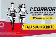 Banner horizontal com fundo em tons de cinza e vermelho. Ao centro, desenho, em preto e branco, de duas pessoas correndo, ao lado do título, “primeira corrida do Tribunal de Contas de Santa Catarina”, e das informações “27 de abril de 2025, 7 horas”. Abaixo, em tarja amarela, o texto “Faça sua inscrição”. No canto inferior esquerdo, logo do TCE/SC e informações sobre realização, apoio e organização.