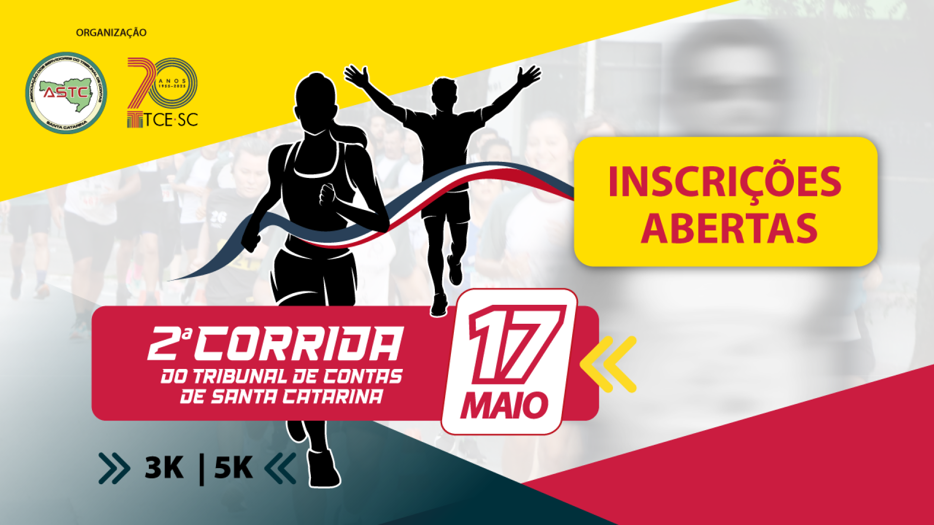 Banner horizontal com fundo em tons de amarelo, vermelho e cinza, com áreas diagonais que estruturam a composição visual. Ao centro, imagem desenhada de silhuetas de corredores, um homem e uma mulher. À direita, há um box amarelo com a chamada “Inscrições abertas”. Na parte inferior, aparece o texto “2ª Corrida do Tribunal de Contas de Santa Catarina”, acompanhado da data “17 de maio” em destaque e das distâncias da prova: 3 km e 5 km. No canto superior esquerdo, logos da ASTC e do TCE/SC. 