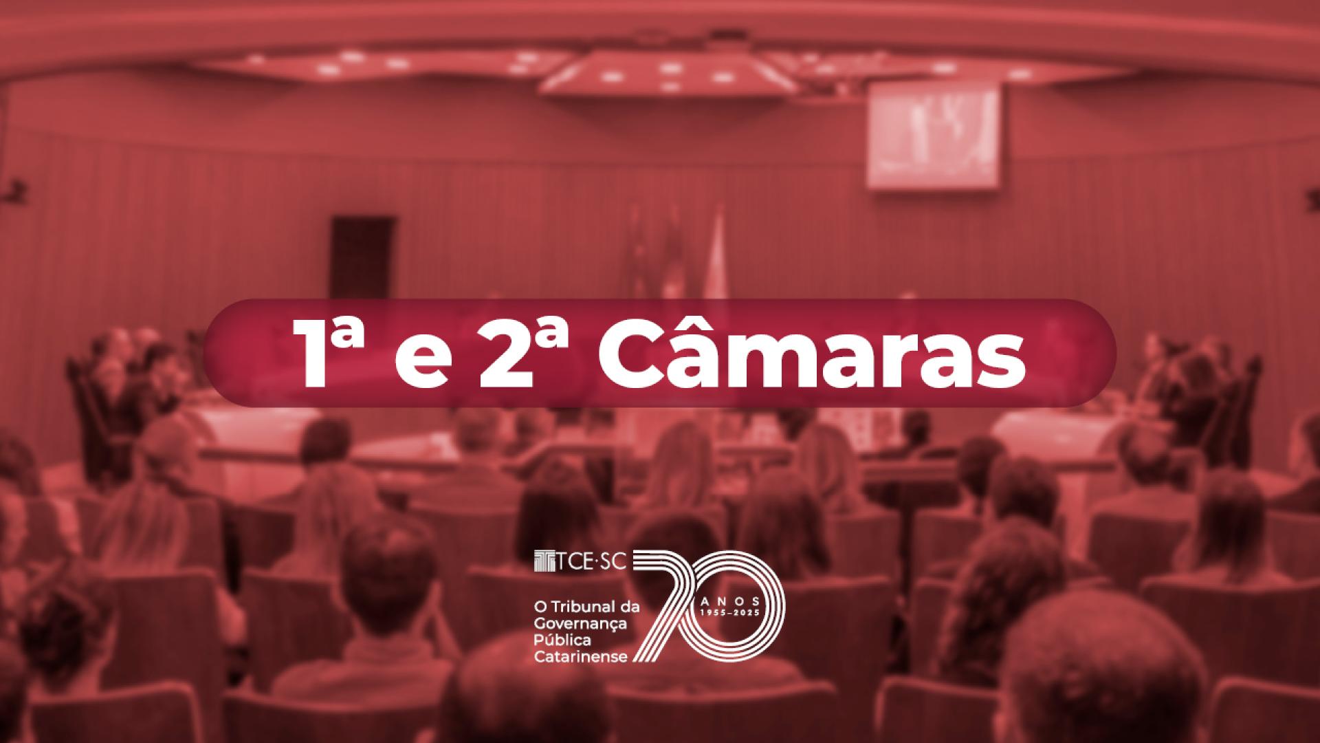Banner horizontal em tons de vermelho com foto desfocada de uma sessão plenária. Ao centro, em fonte branca, o texto "Primeira e Segunda Câmaras". Abaixo, logo do TCE/SC.