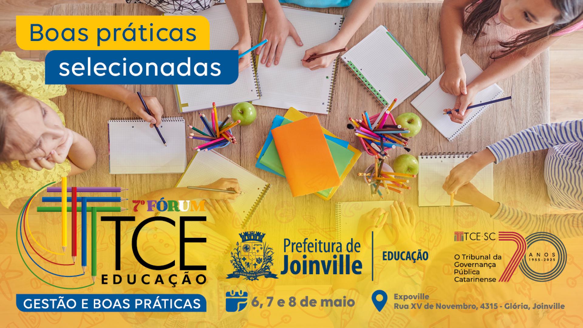 Banner horizontal com imagem de algumas crianças manuseando cadernos, lápis de cor, folhas coloridas e maçãs. Na parte superior, à esquerda, o texto “Boas práticas selecionadas”, em tarjas amarela e azul. Na parte inferior, sobre degradê amarelo, o logo do sétimo Fórum TCE Educação, formado pela inscrição e pelo desenho da letra T, composta por listras que imitam lápis de cor; ao lado, os logos da Prefeitura de Joinville e do TCE/SC. 