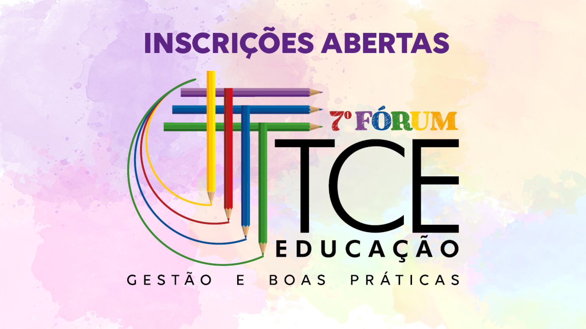 Banner com fundo claro com cores que vão do lilás ao amarelo. No alto, em letras roxas, está escrito Inscrições Abertas. Ao centro, a logo do evento: A letra T, de TCE, é composta por listras que imitam lápis nas cores roxo, azul, verde, amarelo, vermelho e verde. Está escrito: 7º Fórum TCE Educação. Gestão e Boas Práticas. 