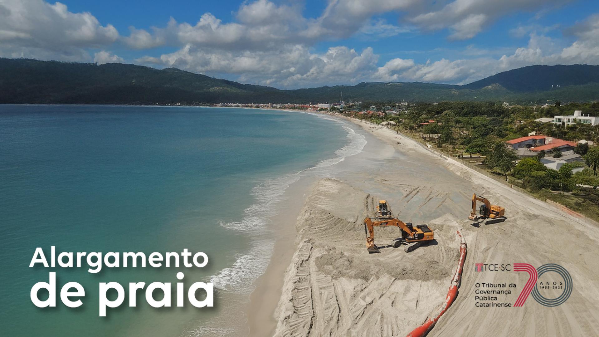 Imagem mostra uma praia com o mar à esquerda e uma faixa de areia onde há escavadeiras amarelas trabalhando para ampliá-la. Sobre o azul do mar, no canto inferior esquerdo, escrito em branco, há a expressão “alargamento de praia” e, no canto inferior esquerdo, a logomarca do TCE/SC 70 Anos