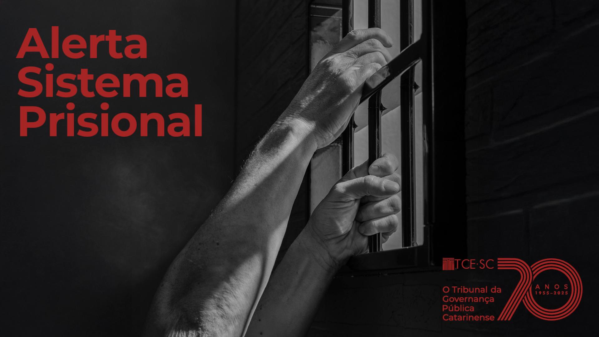 Banner horizontal em preto e branco com a imagem de mãos segurando as grades de uma cela, simbolizando o sistema prisional. No lado esquerdo, há o texto em vermelho “Alerta Sistema Prisional”, e no canto inferior direito aparece o logo do TCE/SC. 