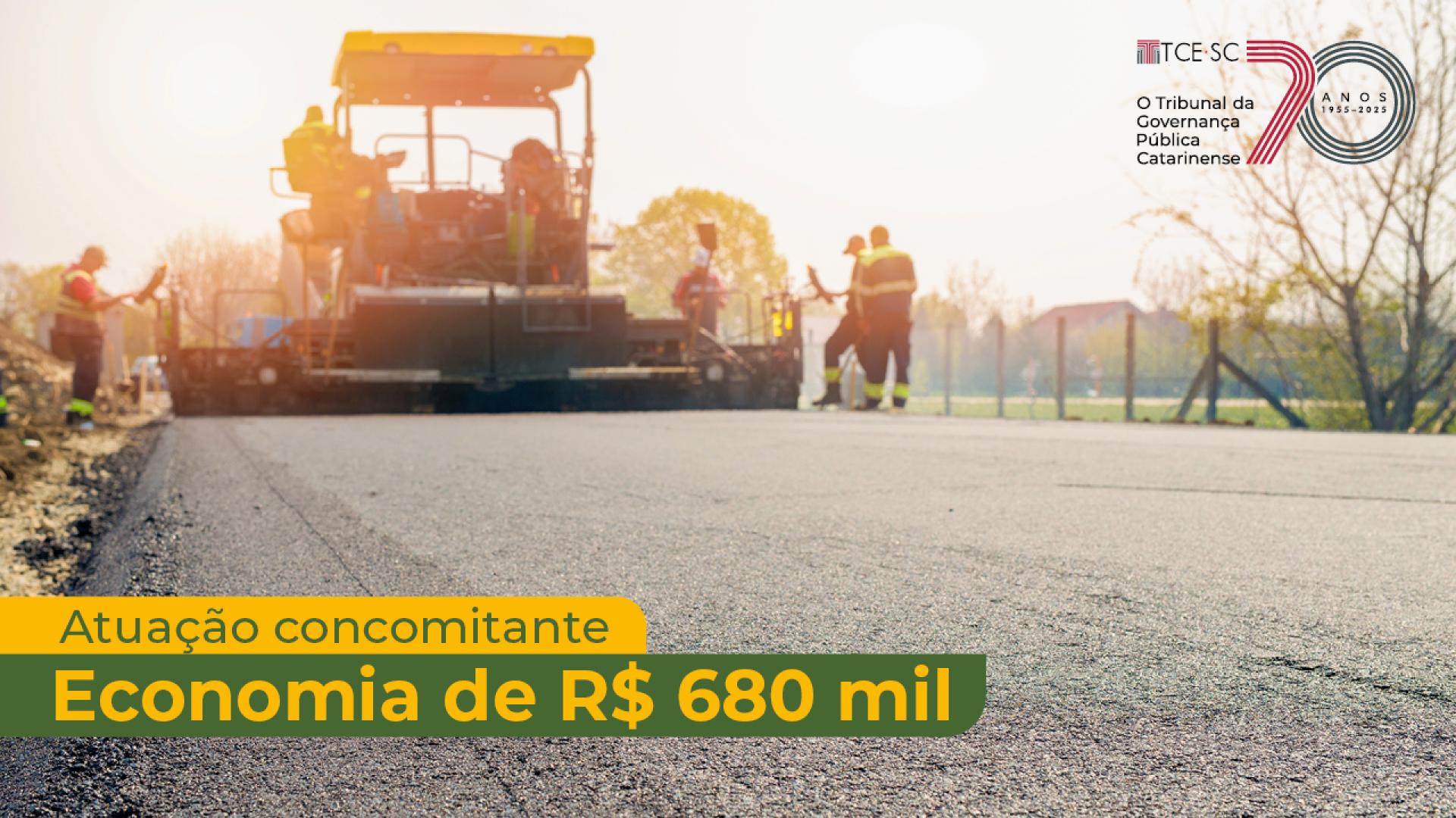 Banner horizontal com a imagem de trabalhadores realizando atividades em uma obra de pavimentação. Eles estão ao lado de um equipamento. Sobre a imagem, na borda inferior, em tarjas amarela e verde, o texto “Atuação concomitante. Economia de R$ 680 mil”. No canto superior direito, selo comemorativo aos 70 anos do TCE/SC.