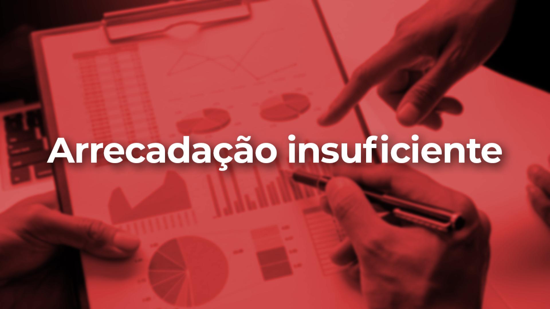 Imagem em tom avermelhado mostra mãos apontando para gráficos. Ao centro, em letras brancas, estão as palavras Arrecadação Insuficiente